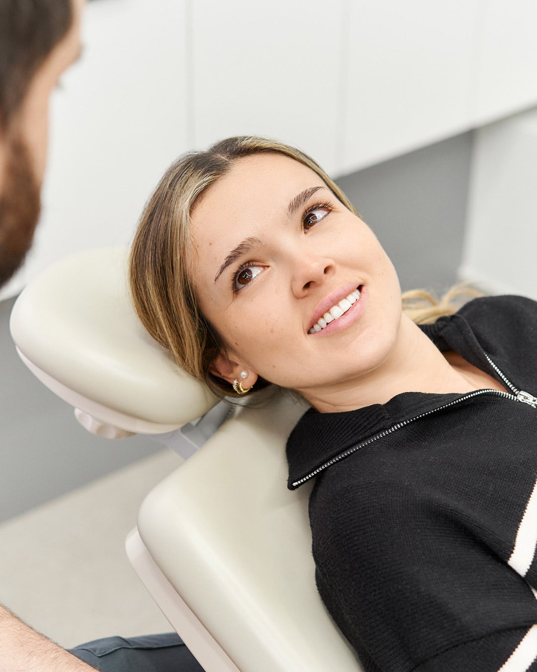 Paciente sonriente después de tratamiento para bruxismo en Clínica Dental Augusto Leguía