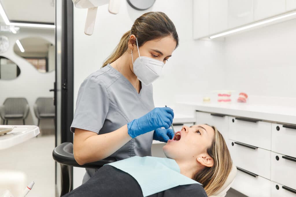 Endodoncista realizando tratamiento en Clínica Dental Augusto Leguía