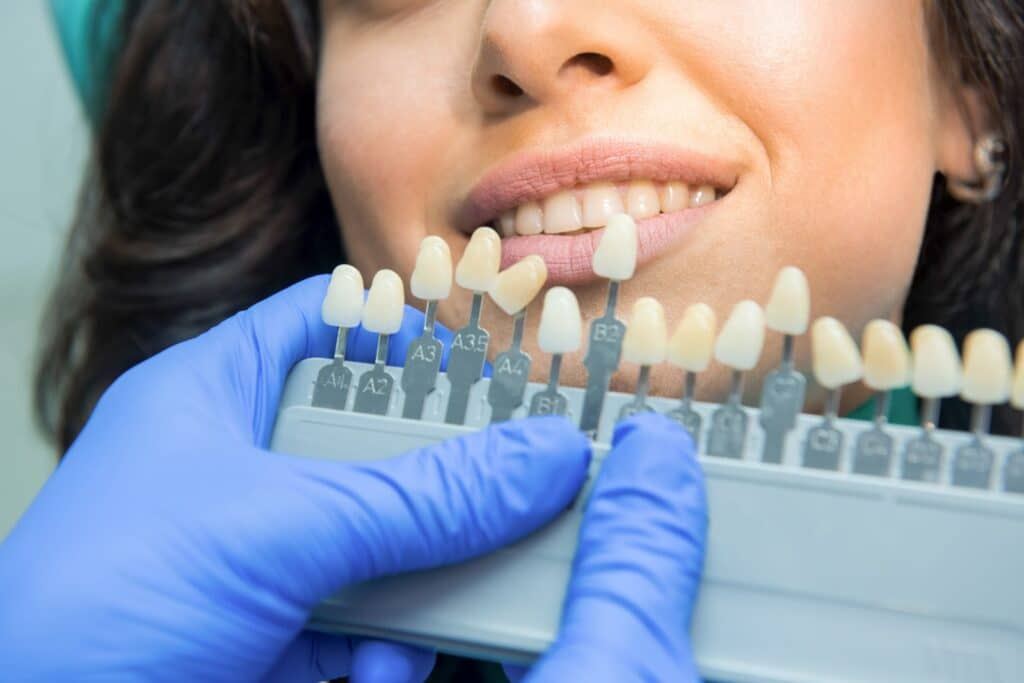 Paciente recibiendo evaluación de tonos dentales en la clínica dental Augusto Leguía