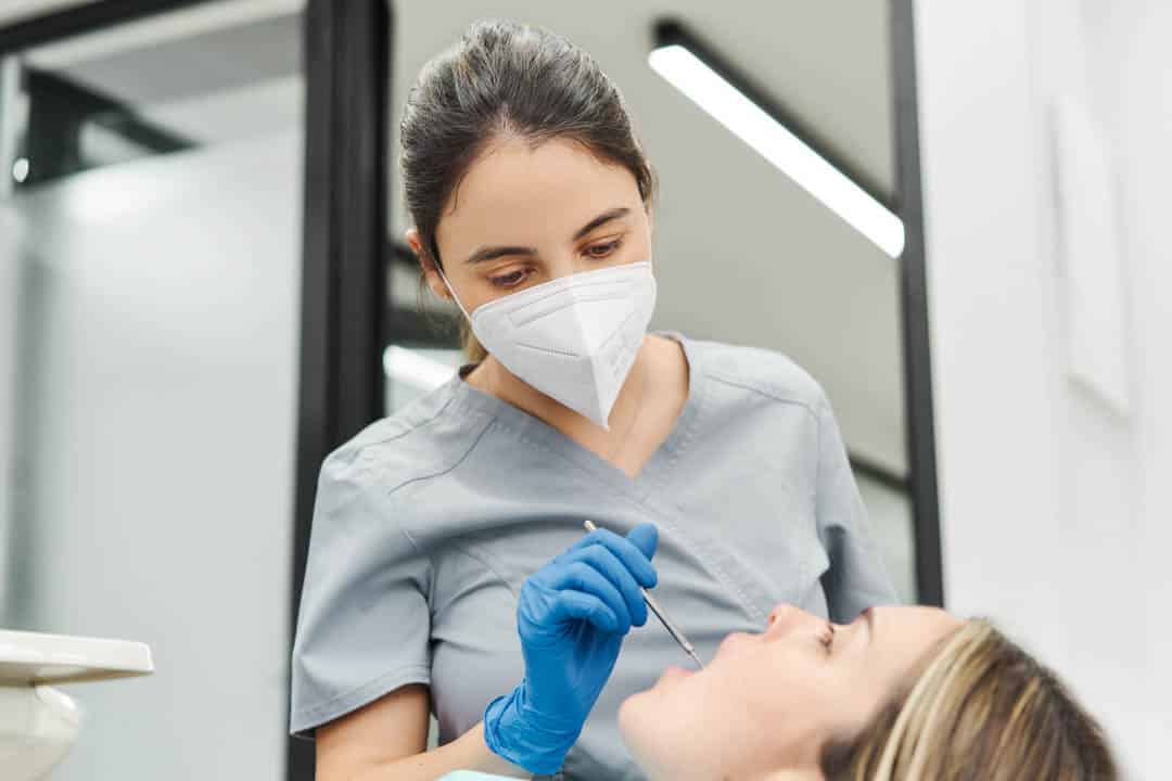 Periodoncista tratando a paciente en la Clínica Dental Augusto Leguía, Santiago de Chile