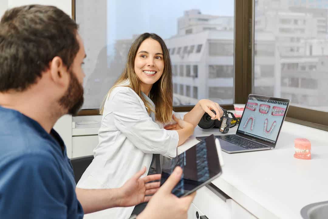 Dra. Claudia González mostrando diseño dental digital en clínica Augusto Leguía, Las Condes