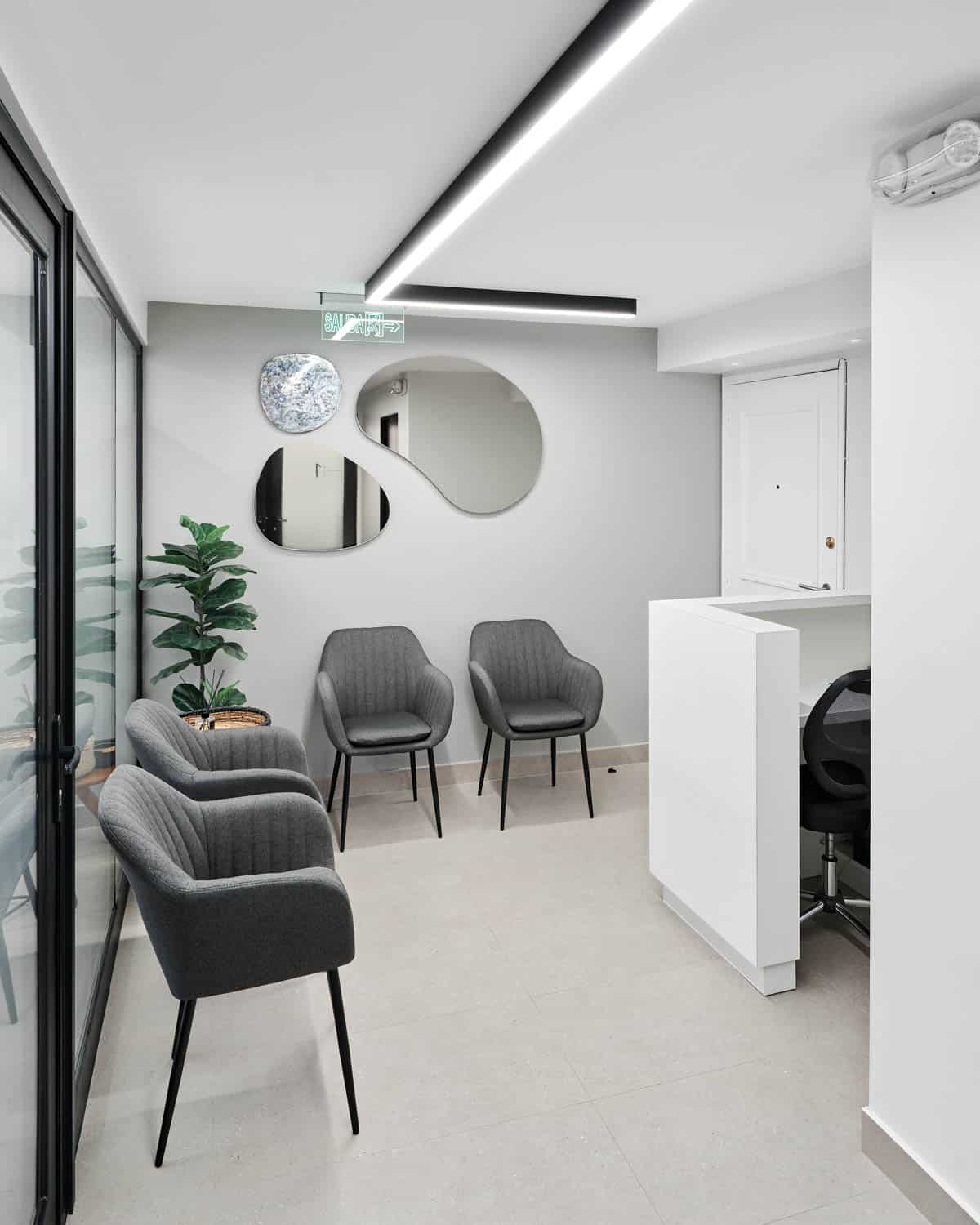 Sala de espera en la clínica dental Augusto Leguía, Las Condes