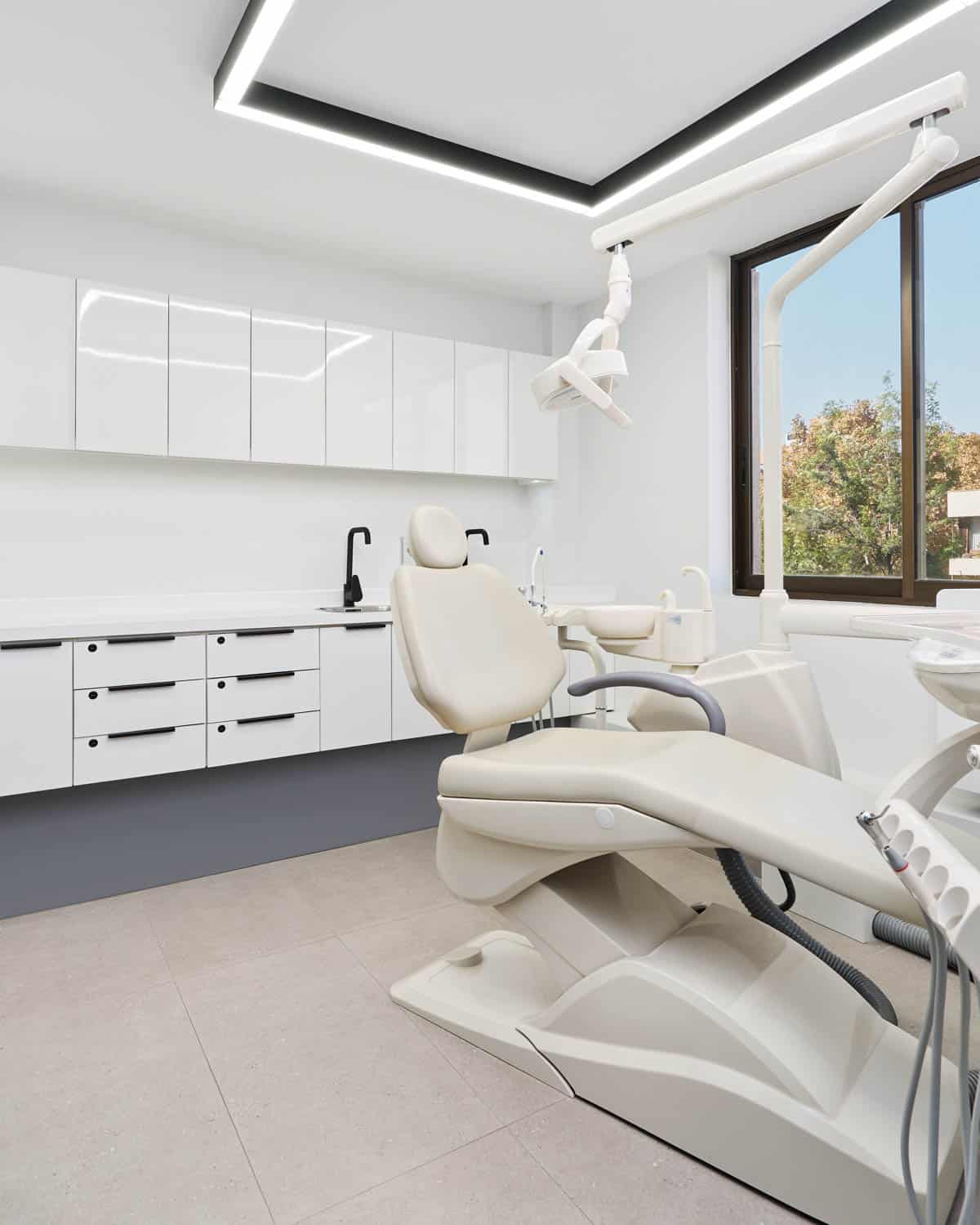 Sala de tratamiento moderna en la clínica dental Augusto Leguía, Las Condes