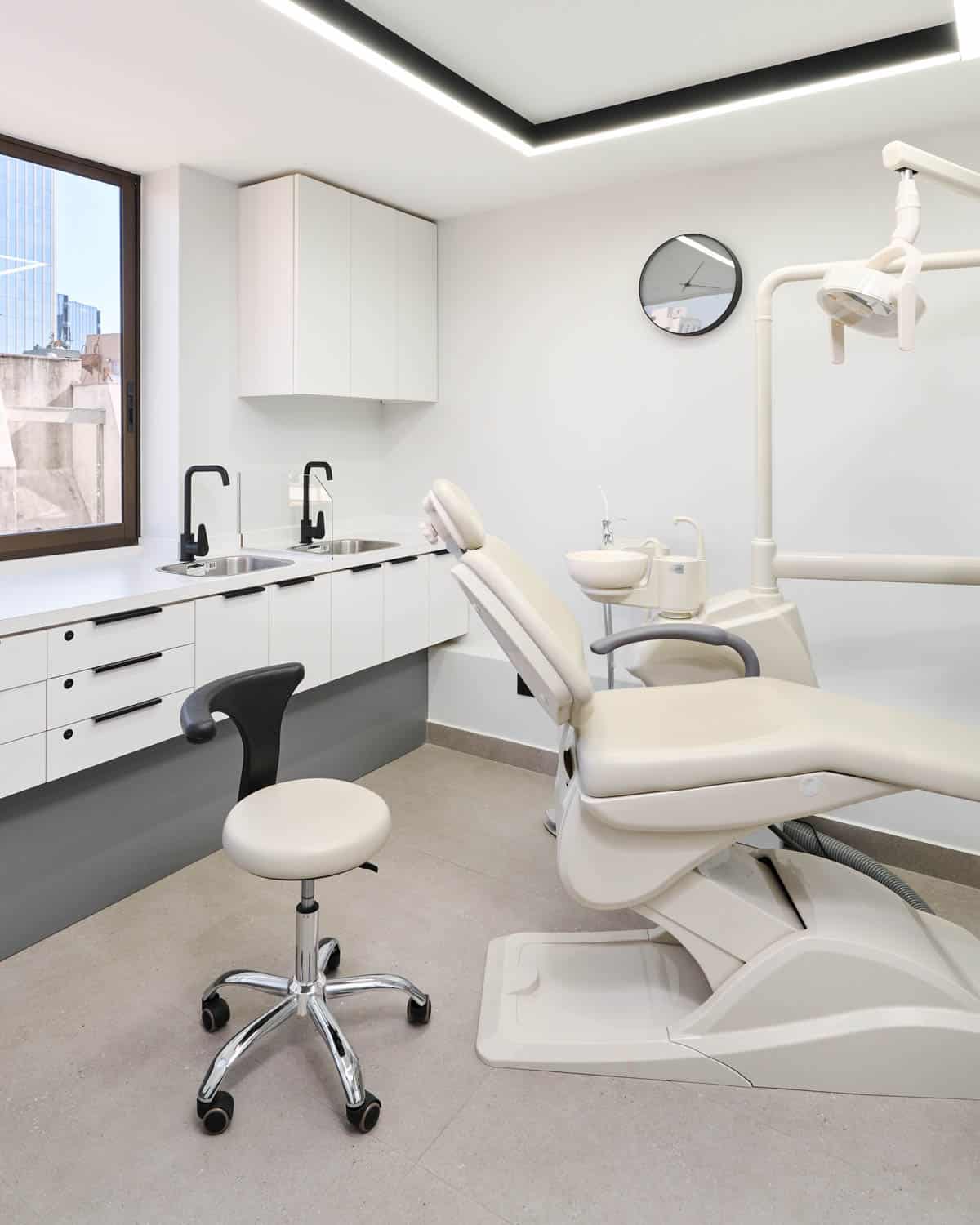 Sala de tratamiento dental en la clínica dental Augusto Leguía, Las Condes