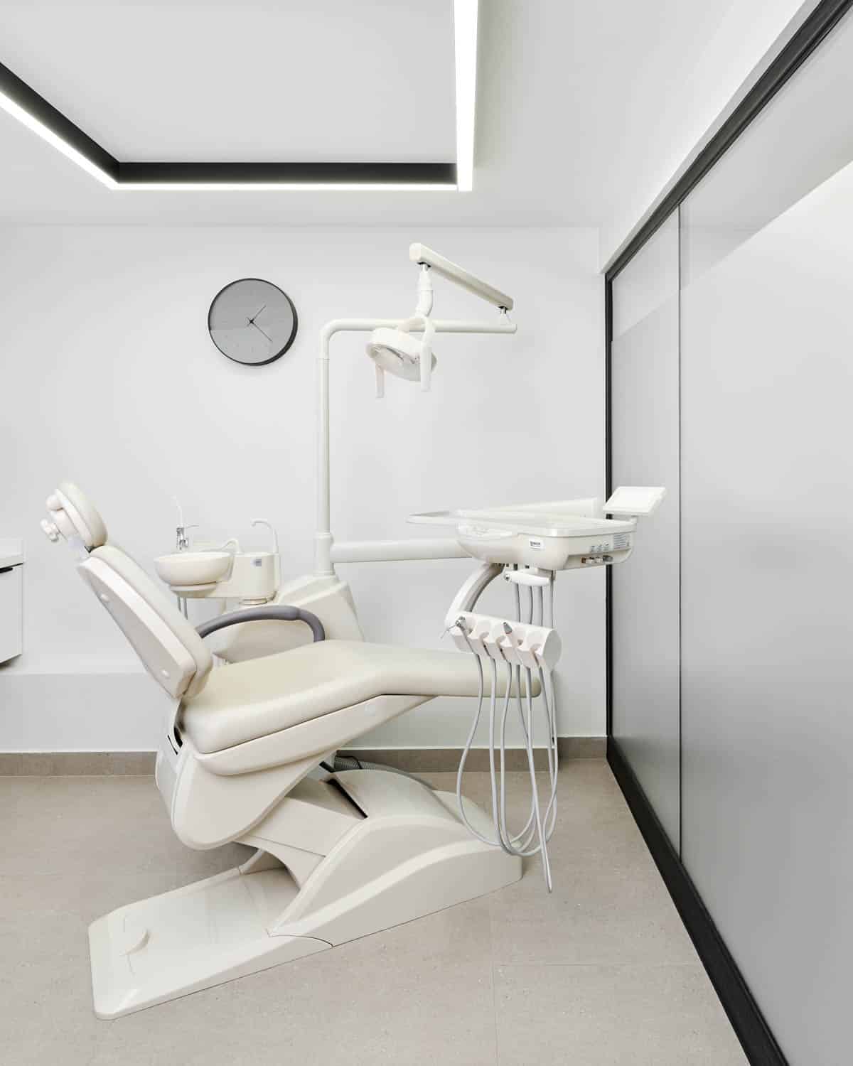 Sala de tratamiento dental en la clínica dental Augusto Leguía, Las Condes