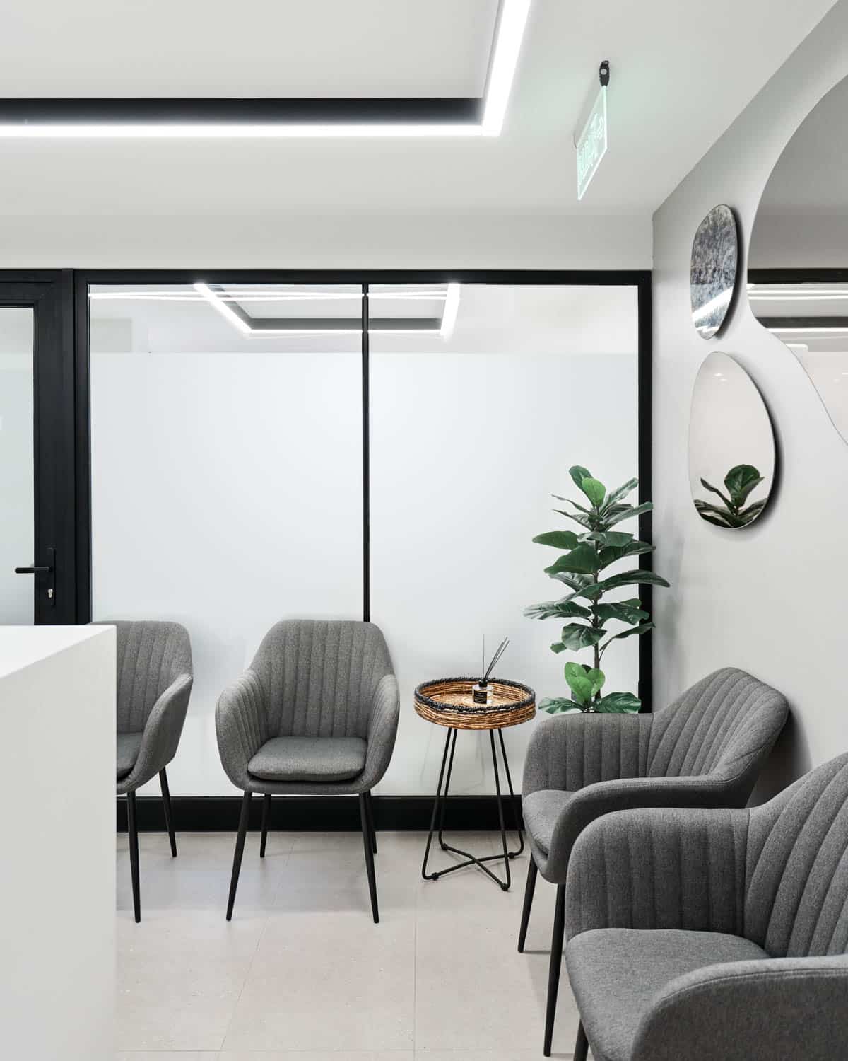 Sala de espera en la clínica dental Augusto Leguía, Las Condes