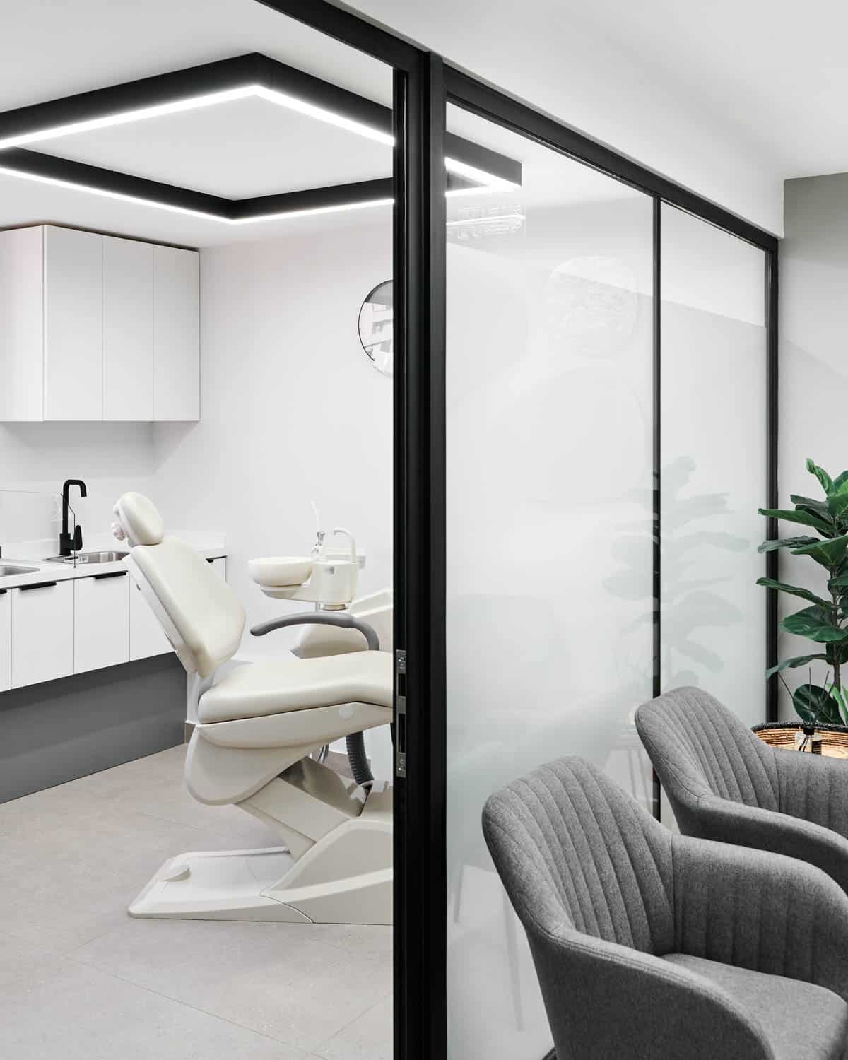 Sala de tratamiento odontológico en la clínica dental Augusto Leguía, Las Condes