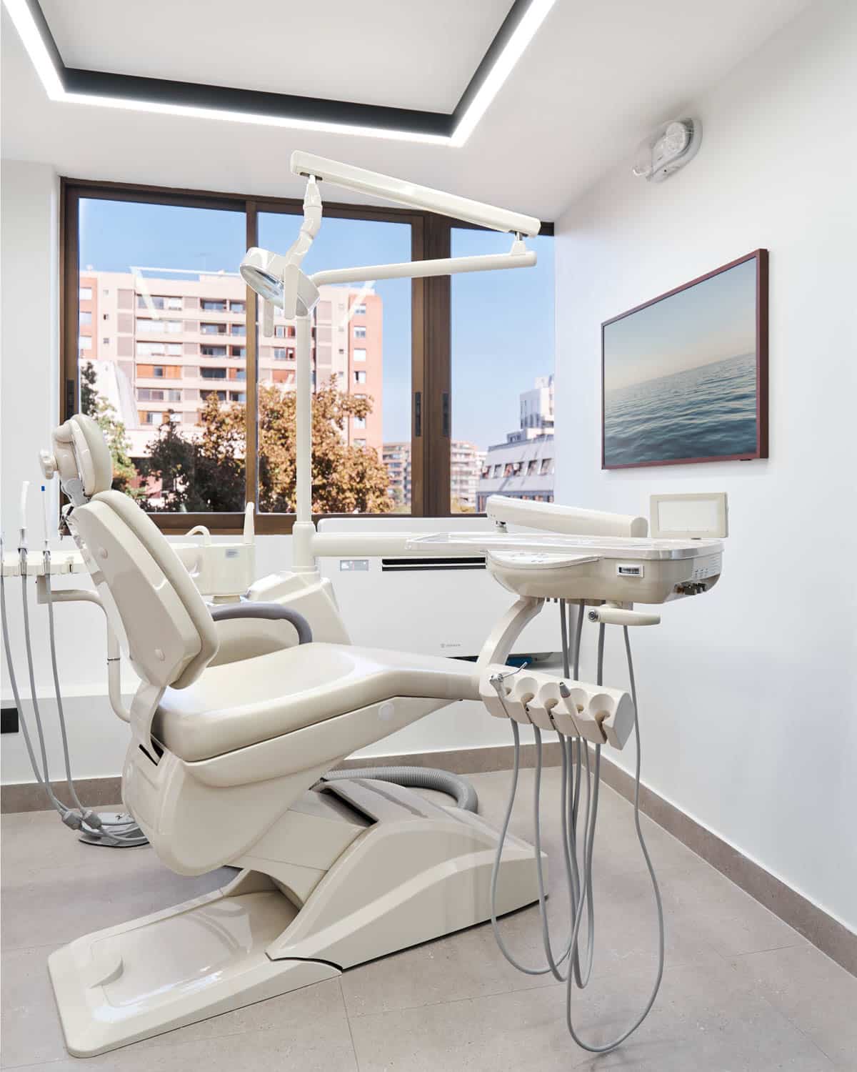 Sala de tratamiento dental en la clínica dental Augusto Leguía, Las Condes