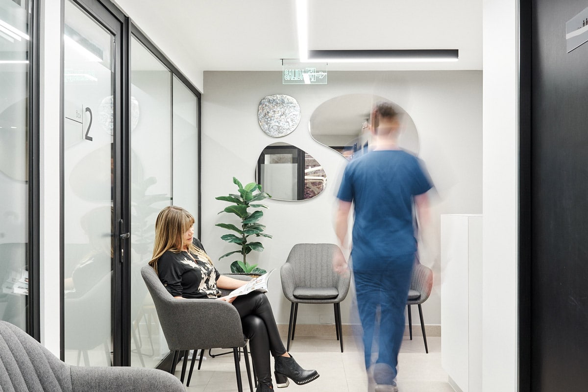 Recepción y sala de espera en la clínica dental Augusto Leguía, Las Condes