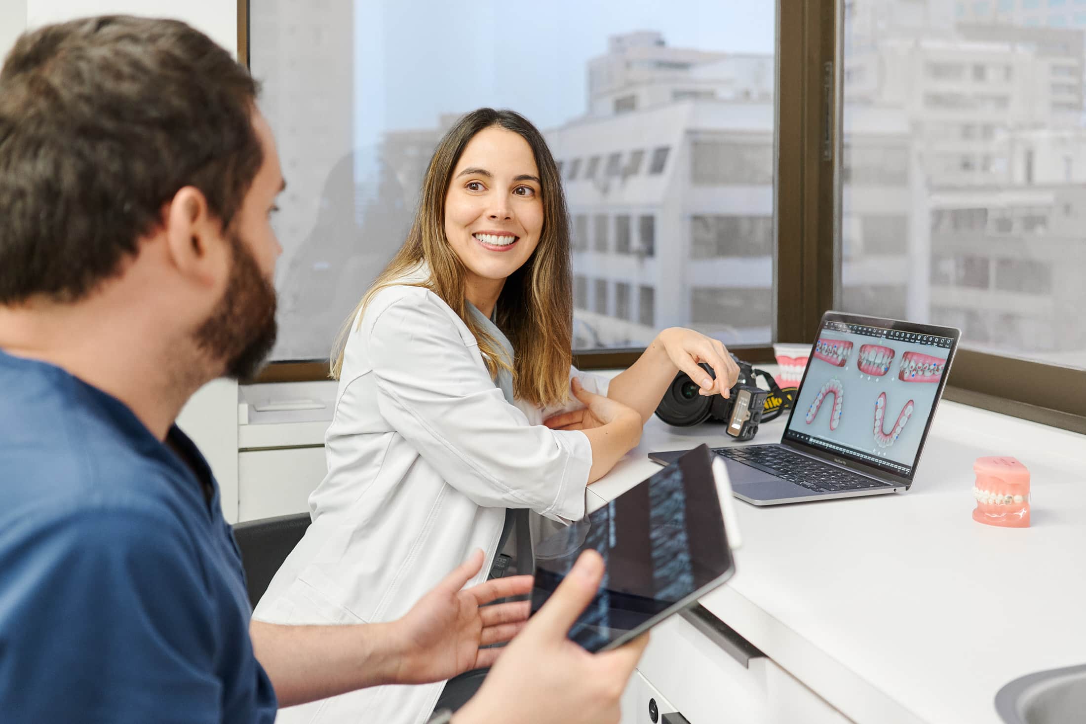 Conoce a la Dra. Claudia González mostrando diseño dental digital en clínica Augusto Leguía, Las Condes